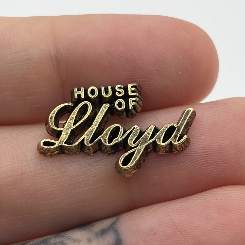 House Of Lloyd Gold Tone Toy Sales Christmas Around The World Lapel Hat Pin
